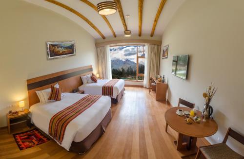 乌鲁班巴巴列萨格拉多塔皮卡拉豪华酒店的酒店客房设有两张床和窗户。