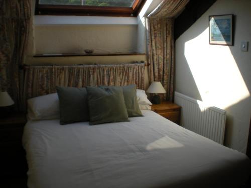 科尼斯顿黑公牛酒店的卧室配有白色的床和窗户