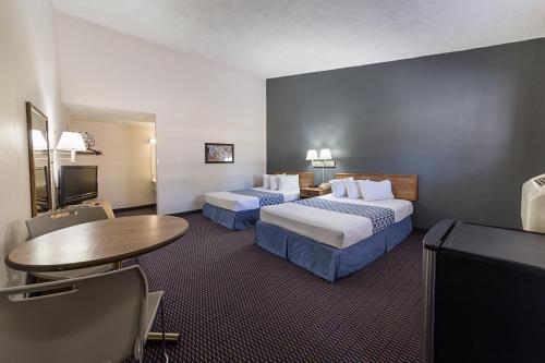 艾伦镇帕克维耶旅馆及会议中心的酒店客房设有两张床和一张桌子。
