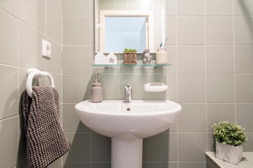 奥伦塞Residencia Universitaria As Burgas的白色的浴室设有水槽和镜子