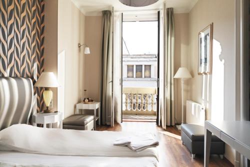 布达佩斯八角形房舍酒店的酒店客房设有床和窗户。