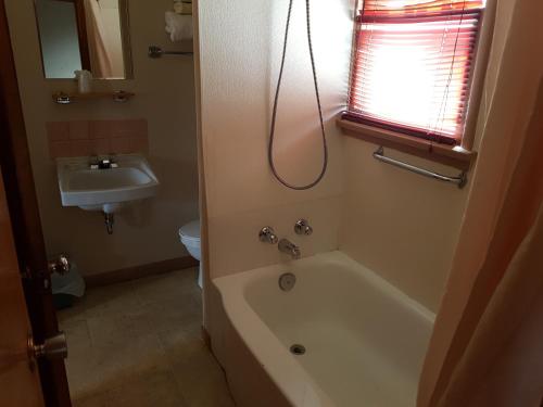 梅迪辛哈特Hat Motel的带浴缸和盥洗盆的浴室