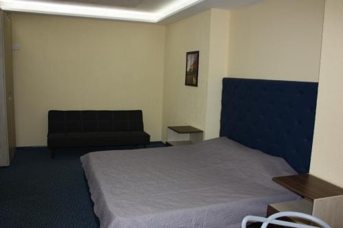 第聂伯罗Solnechny hotel的酒店客房,配有床和沙发