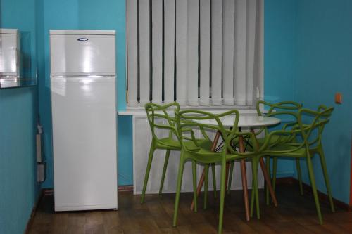 第聂伯罗Solnechny hotel的厨房配有桌椅和冰箱。