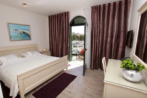 Hotel Bellevue Trogir客房内的一张或多张床位