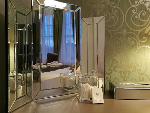 托基The Devon Court的一间带大镜子和床的浴室