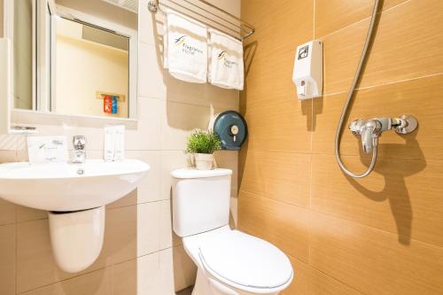 新加坡Fragrance Hotel - Ocean View的一间带卫生间和水槽的浴室