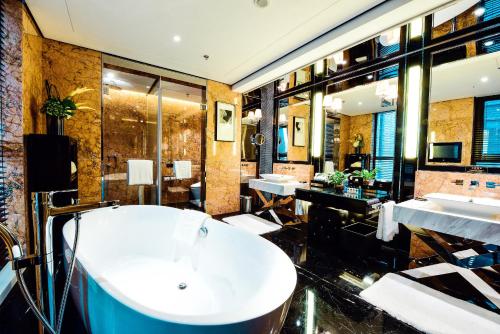 北京北京泰富酒店的一间带大浴缸和水槽的浴室