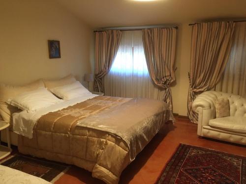 基亚萨苏普尔亚略埃尔达乡间别墅住宿加早餐旅馆的卧室配有床、椅子和窗户。