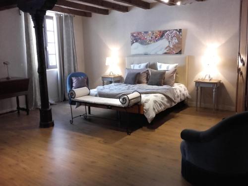 希农La Maison Rouge的一间卧室配有一张带两张桌子和两盏灯的床。