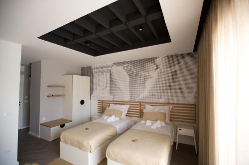 扎达尔Domus Romana Lux的一间卧室,配有两张床