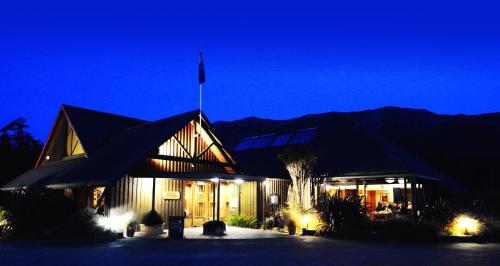 圣阿诺Alpine Lodge的一座在晚上悬挂国旗的建筑