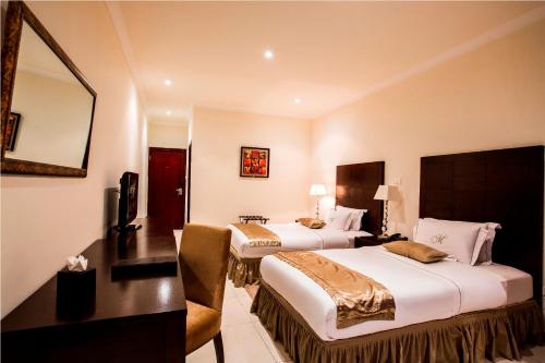 布拉柴维尔米哈伊尔酒店的酒店客房配有两张床和一张书桌