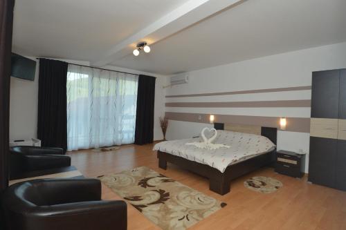 奥尔绍瓦Casa Verde的一间卧室配有一张床、一张沙发和椅子
