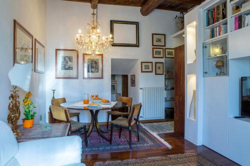 维泰博Antica Dimora San Pellegrino的一间带桌椅和吊灯的用餐室