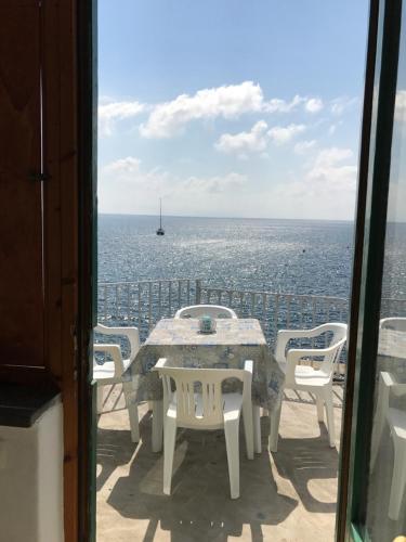 伊斯基亚安东尼别墅酒店的海景阳台上的桌椅