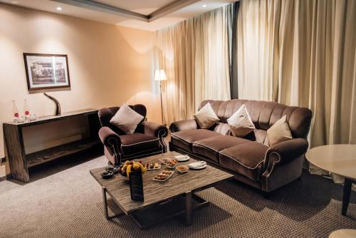 卡萨布兰卡卡萨布兰卡大莫加多尔城市中心酒店的客厅配有沙发和桌子