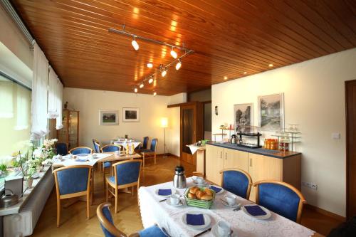 BalveHotel garni Zum Drosten的一间带桌椅的用餐室和一间厨房