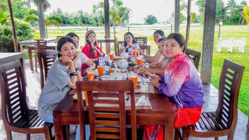 波隆纳鲁沃古村酒店的坐在桌子上的一群妇女