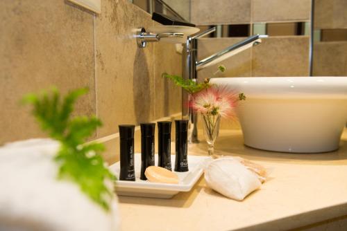 伊瓜苏港伊瓜苏瀑布酒店及水疗中心的浴室柜台配有水槽和牙刷架