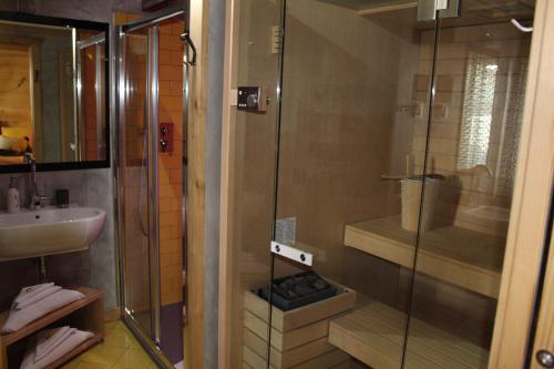 布勒伊-切尔维尼亚姆布雷格雷特酒店的带淋浴和盥洗盆的浴室