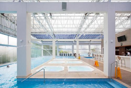 皮拉图巴Hotel Paraiso的一个带两个游泳道的大型室内游泳池