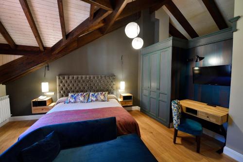 托尔拉布哈鲁埃洛酒店的一间卧室配有一张大床和一张书桌