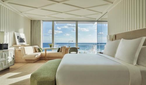 迈阿密海滩冲浪俱乐部四季酒店的卧室配有一张白色大床,享有海景