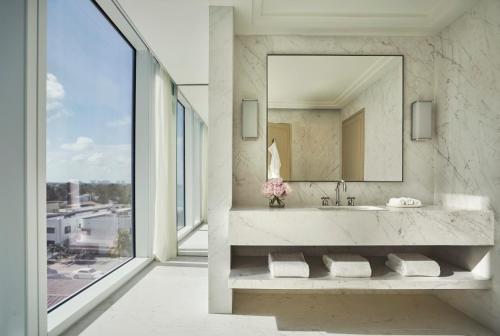迈阿密海滩冲浪俱乐部四季酒店的一间带水槽和镜子的浴室