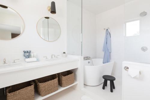 棕榈泉棕榈泉假日之家酒店的白色的浴室设有水槽和镜子