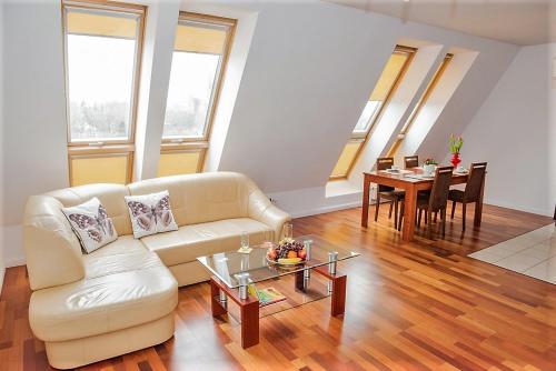 奥尔什丁3-Pokojowy Apartament Villa Park - Top Location的客厅配有沙发和桌子