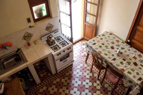 Casa Ramirez - Guest House en el Segundo Piso的厨房或小厨房