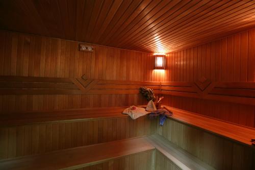 巴库Days Hotel By Wyndham Baku的一边有灯光的桑拿浴室