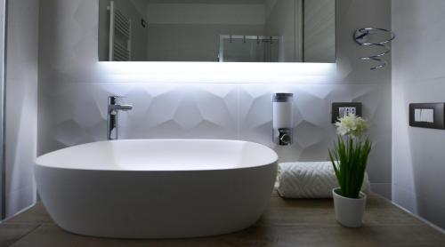马泰拉Eden Sassi Matera的白色的浴室设有浴缸和镜子