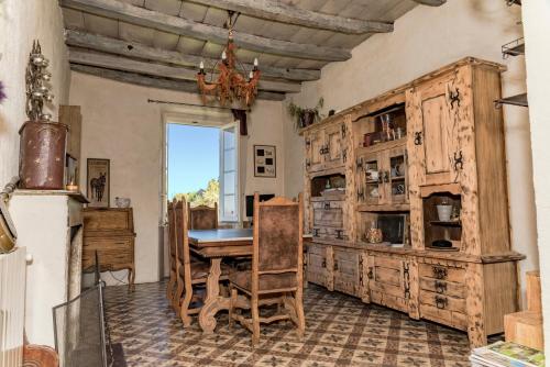 Castello-di-Rostino拉玛罗特查比瑞住宿加早餐旅馆的一间带桌子和木柜的用餐室