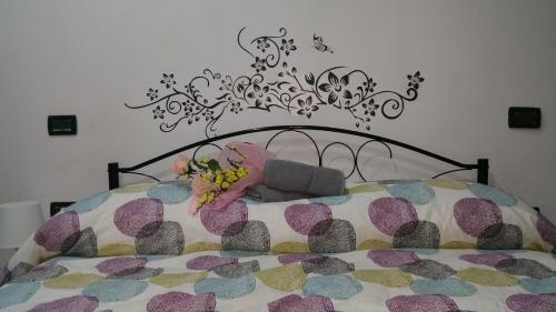 蓬泰代拉Il Nido的墙上一张心灵设计的床