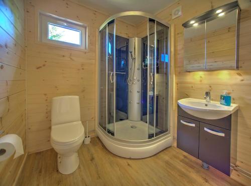 TivedHamgården Nature Resort Tiveden的带淋浴、卫生间和盥洗盆的浴室