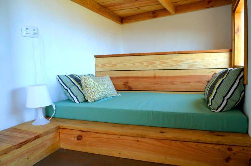 Lomo de Arico特内里费攀岩酒店的一间卧室配有一张蓝色靠垫的床