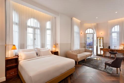 特拉维夫Hotel Nordoy的一间卧室设有一张床和一间客厅。