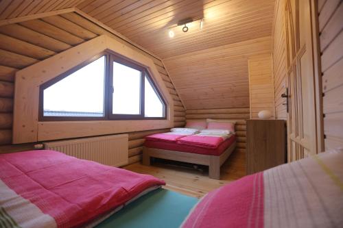 里沃Sosnowe Domki的小房间设有两张床和窗户