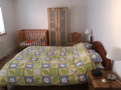 奥斯威斯Maesbury Riverside的一间卧室配有一张床和一张婴儿床