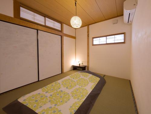 东京希娜一平酒店的客房设有床和大窗户。