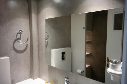 米克诺斯城米克诺斯景致酒店的一间带镜子和水槽的浴室