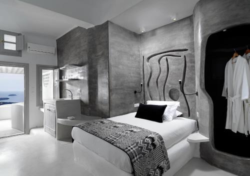 易莫洛林索罗斯度假酒店的一间带大床的卧室和一间浴室