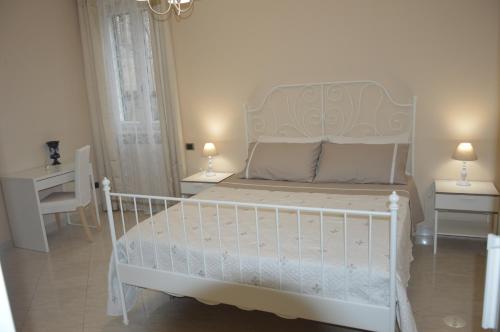 阿尔塔穆拉B&B La Colomba的一间卧室配有白色床和2个床头柜