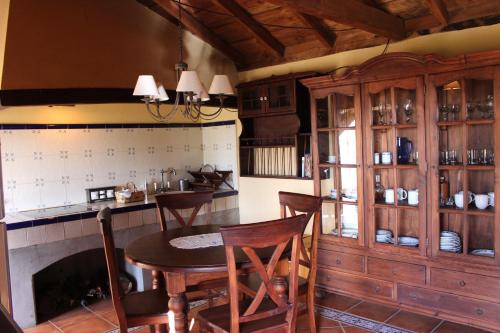 GarafíaCasa Rural el Riachuelo的厨房配有桌椅和壁炉。