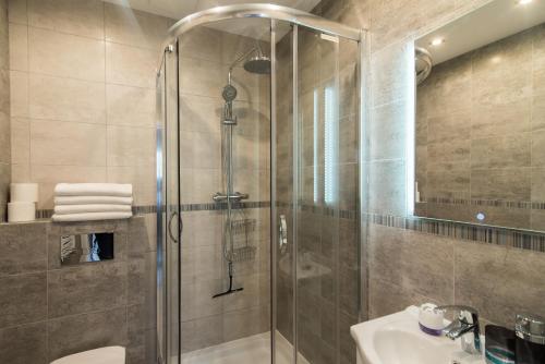 索波特Sopot Host Patio的带淋浴和盥洗盆的浴室