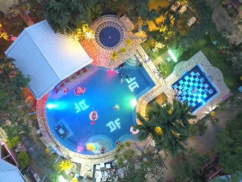 公主港深森花园酒店的享有度假村游泳池的顶部景致