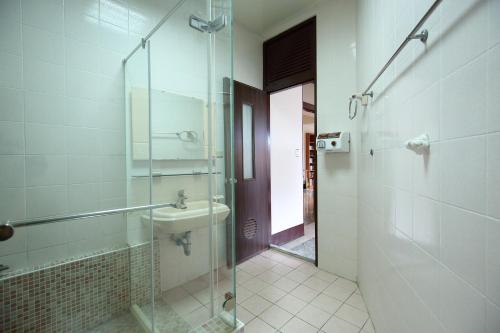 花莲市虑园客栈 的一间带玻璃淋浴和水槽的浴室