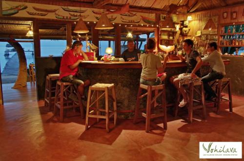 圣玛丽Villas de Vohilava的一群坐在酒吧里的人